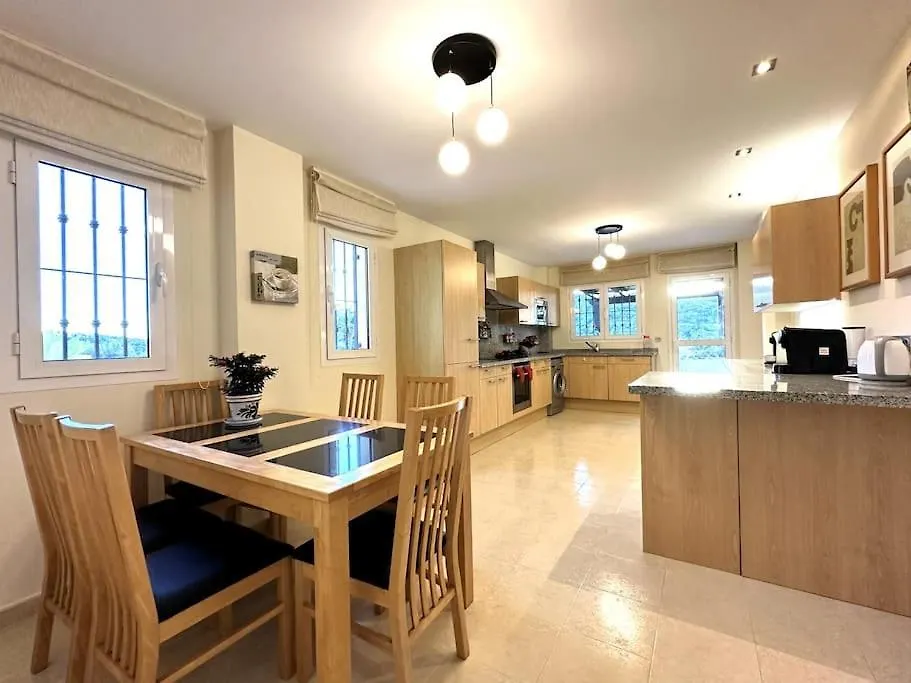 Spacious Apartment In San Roque Golf Club  サン・ロケ