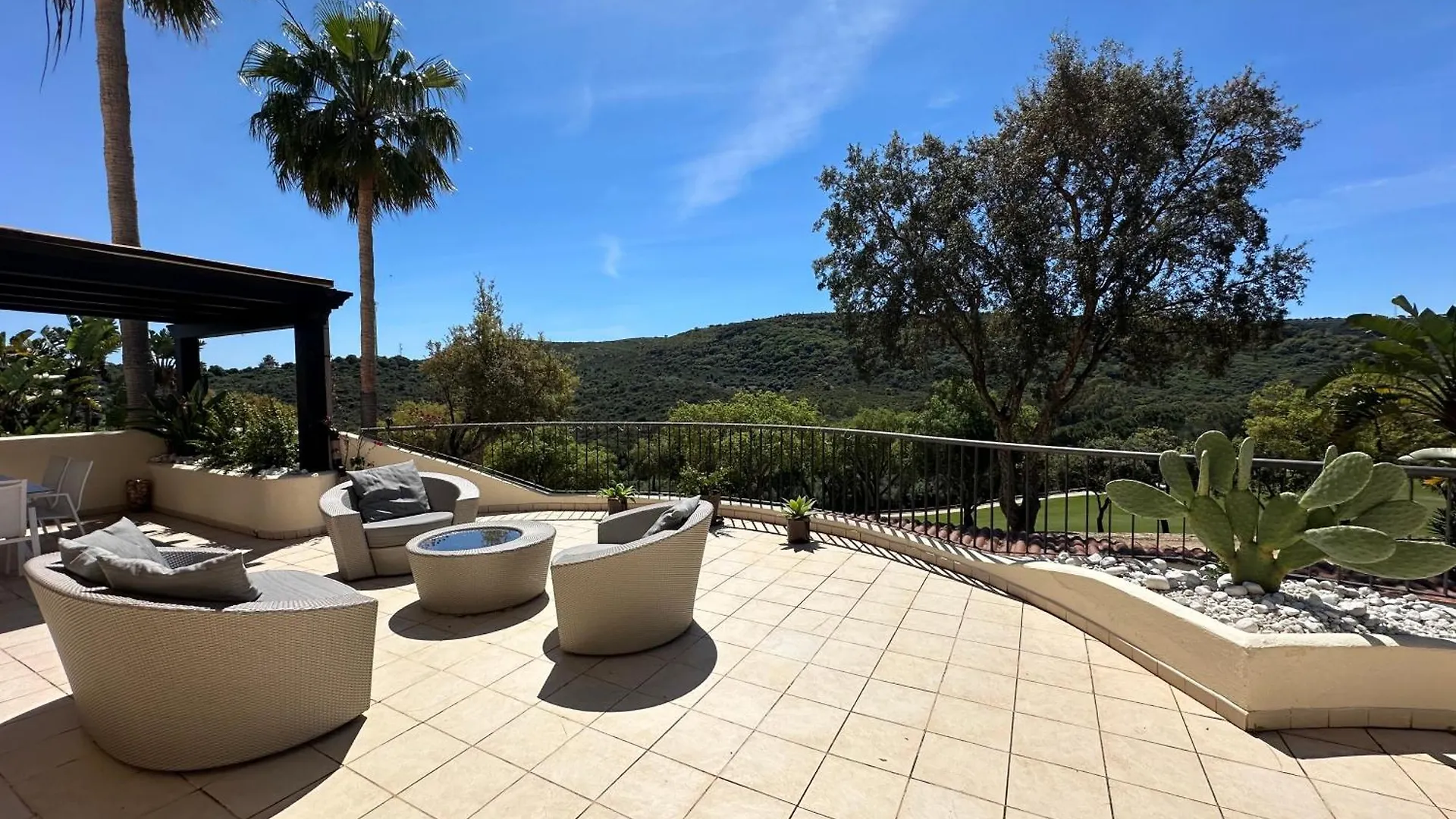 Spacious Apartment In San Roque Golf Club