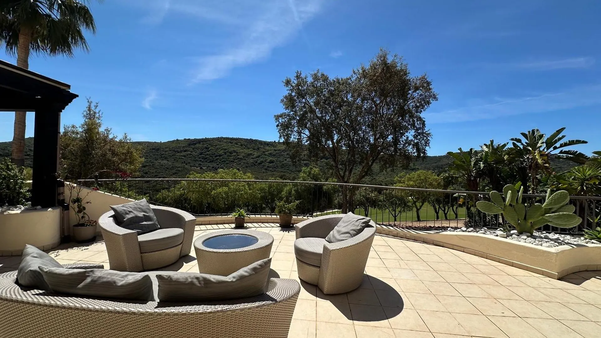 Spacious Apartment In San Roque Golf Club