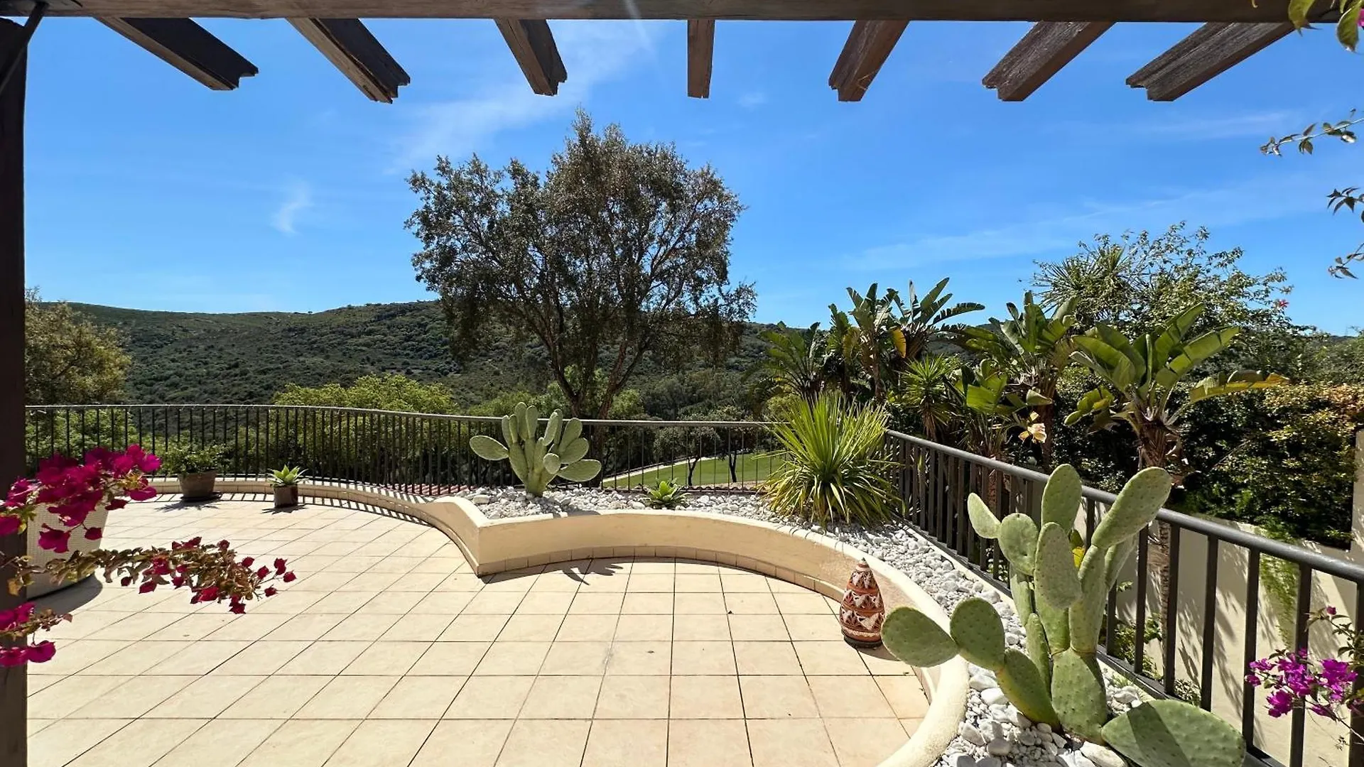 Spacious Apartment In San Roque Golf Club